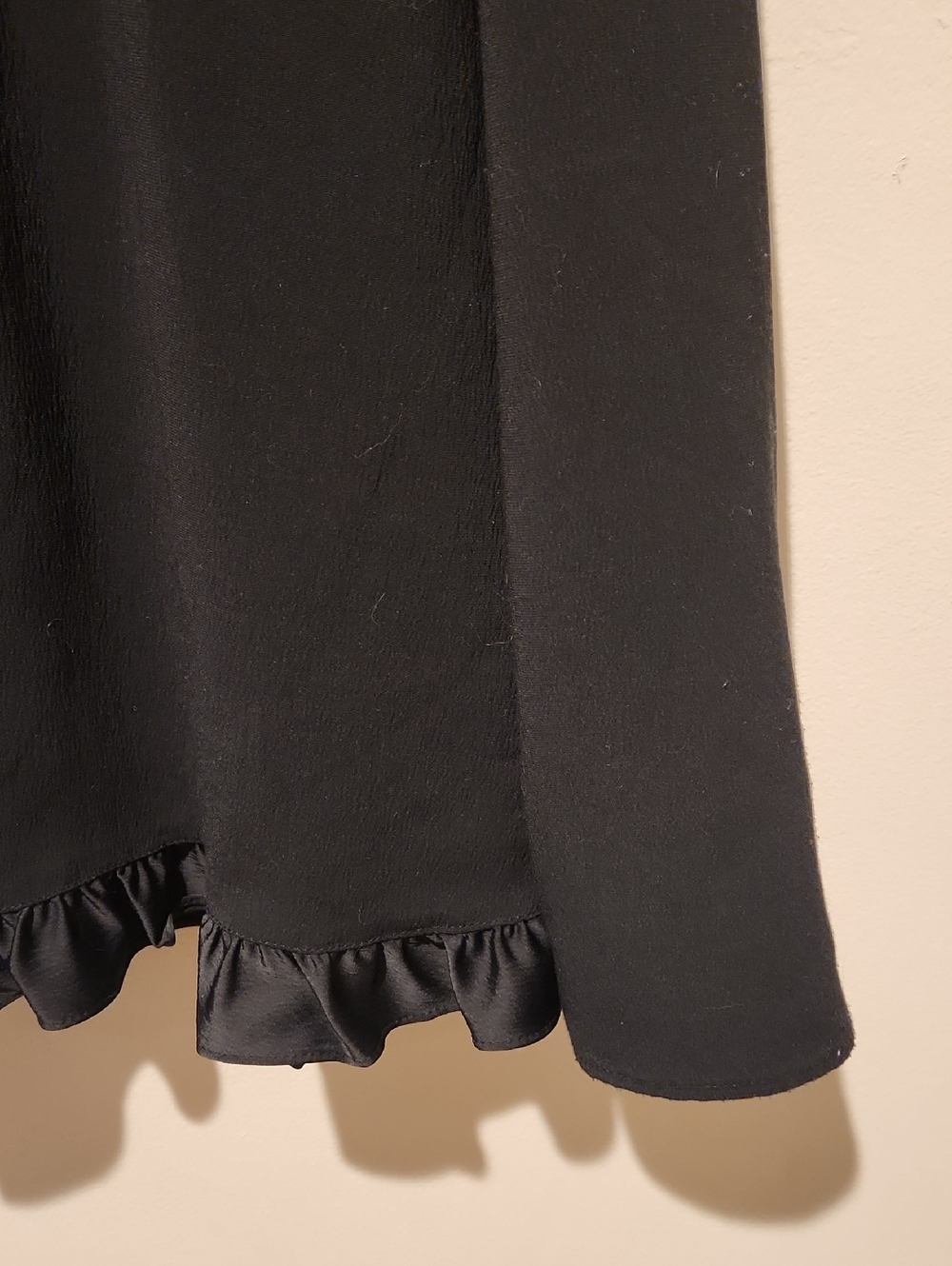 ❤️ SAIL TO SABLE CREPE RUFFLE NECK TOP, BLACK, XL - Picture 5 of 7